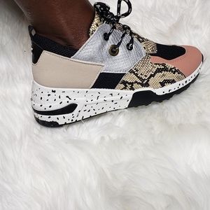 Blush snakeskin fashion tennis shoe